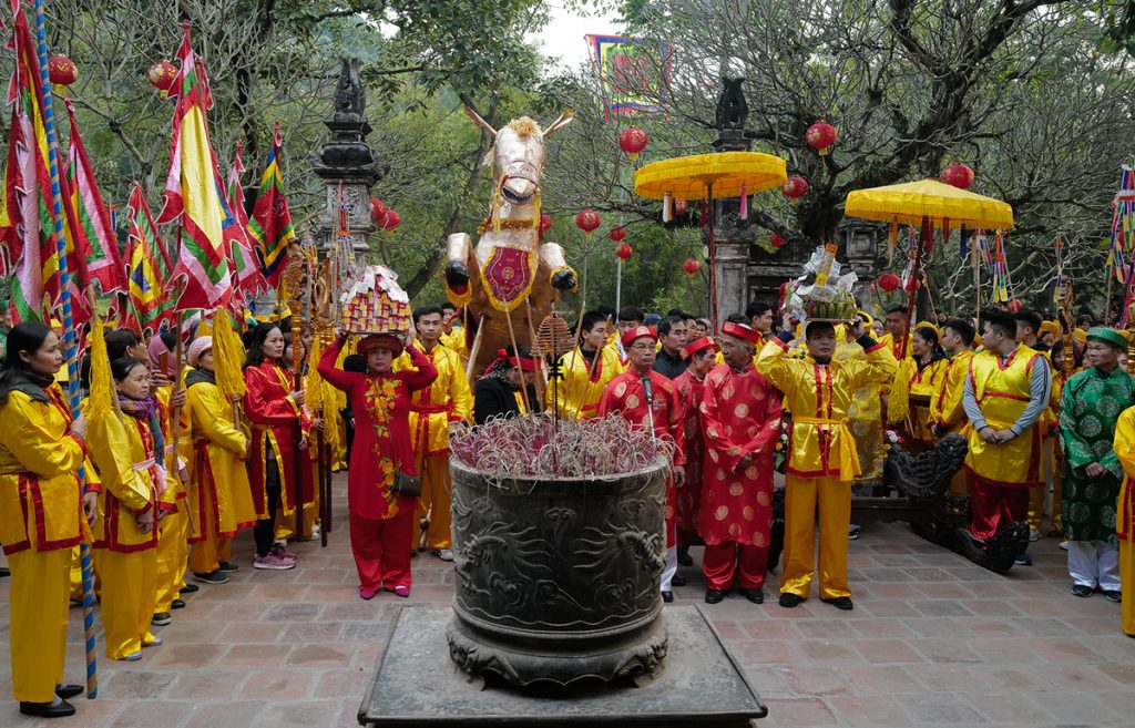 Hãy cùng chúng tôi đến với đền Phù Đổng trong hội Gióng để trải nghiệm không khí tâm linh và tìm hiểu văn hóa truyền thống của Việt Nam. Hãy nghe lời kể về anh hùng Gióng và tham gia các hoạt động tôn vinh linh tính, tội bạc và đức hạnh của người Việt.