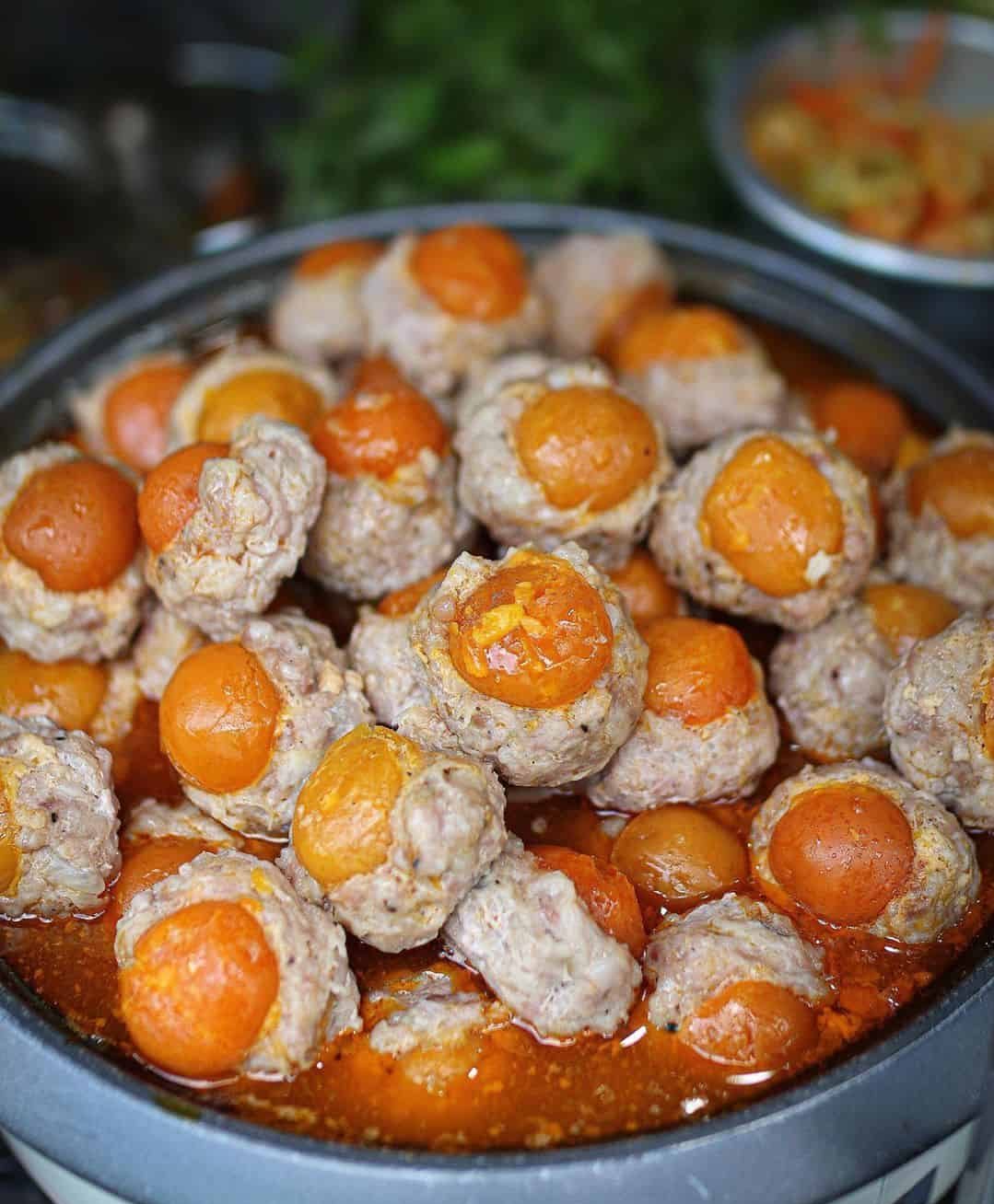 Bánh mì trứng muối cùng xíu mại