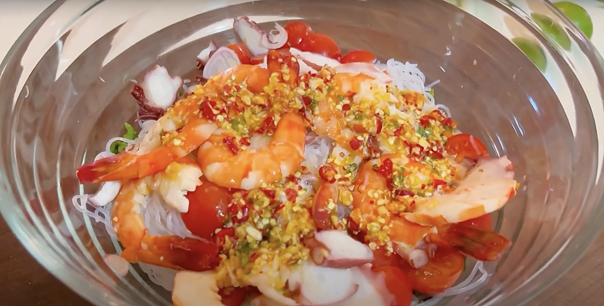 Cách làm món miến trộn hải sản kiểu Thái